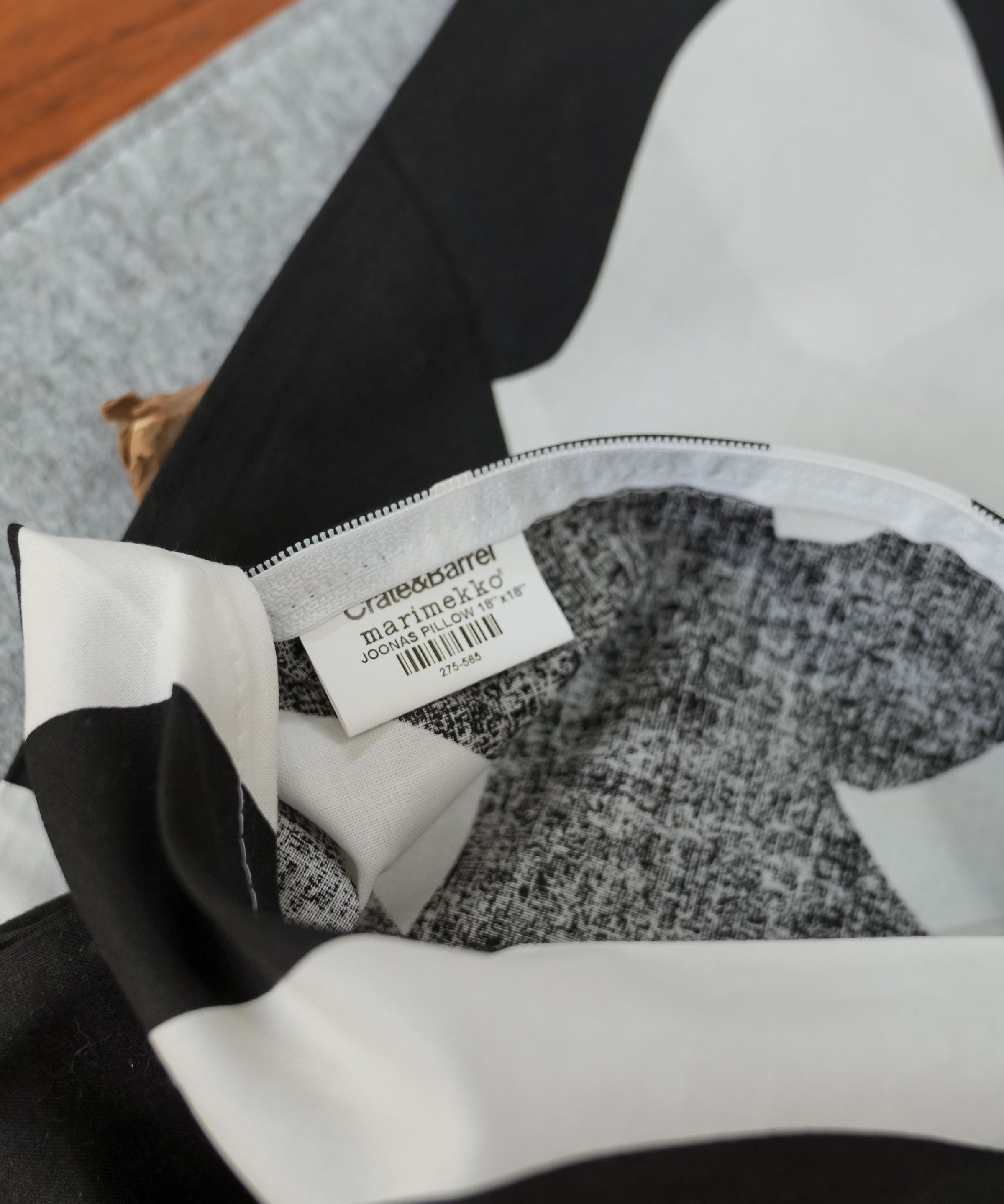 Marimekko Joonas cushion cover, close view of the mark and material