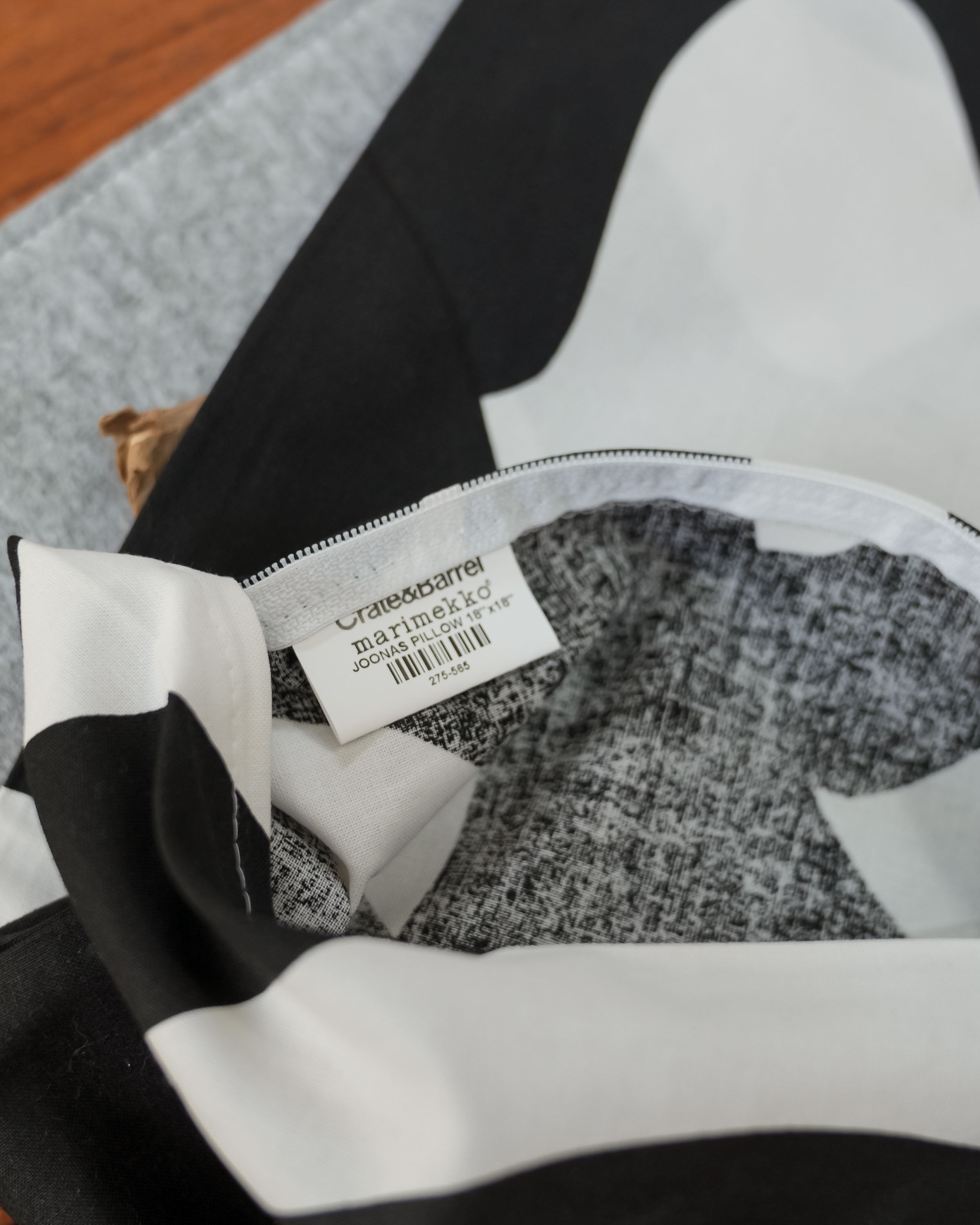 Marimekko Joonas cushion cover, close view of the mark and material
