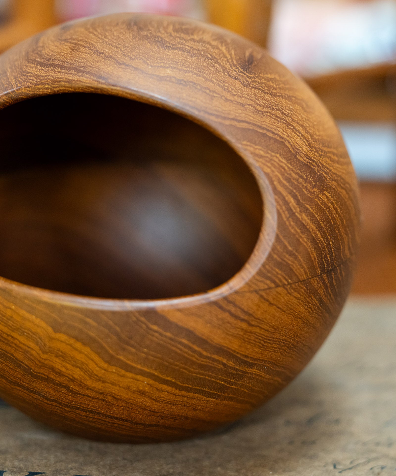 Söwe Konst teak orb nut bowl, close view of the teak grain and turned rim